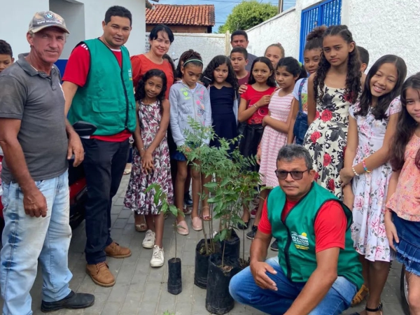 Secretaria de Meio Ambiente realiza plantio de árvores na Escola Municipal Duque de Caxias